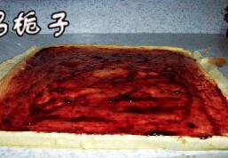蔓越莓瑞士蛋糕卷,撕去油纸,抹上<a style='color:red;display:inline-block;' href='/shicai/ 8575'>蓝莓果酱</a>