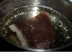 咖啡奶冻,咖啡包放入沸水中煮2分钟,加入糖至糖完全融化