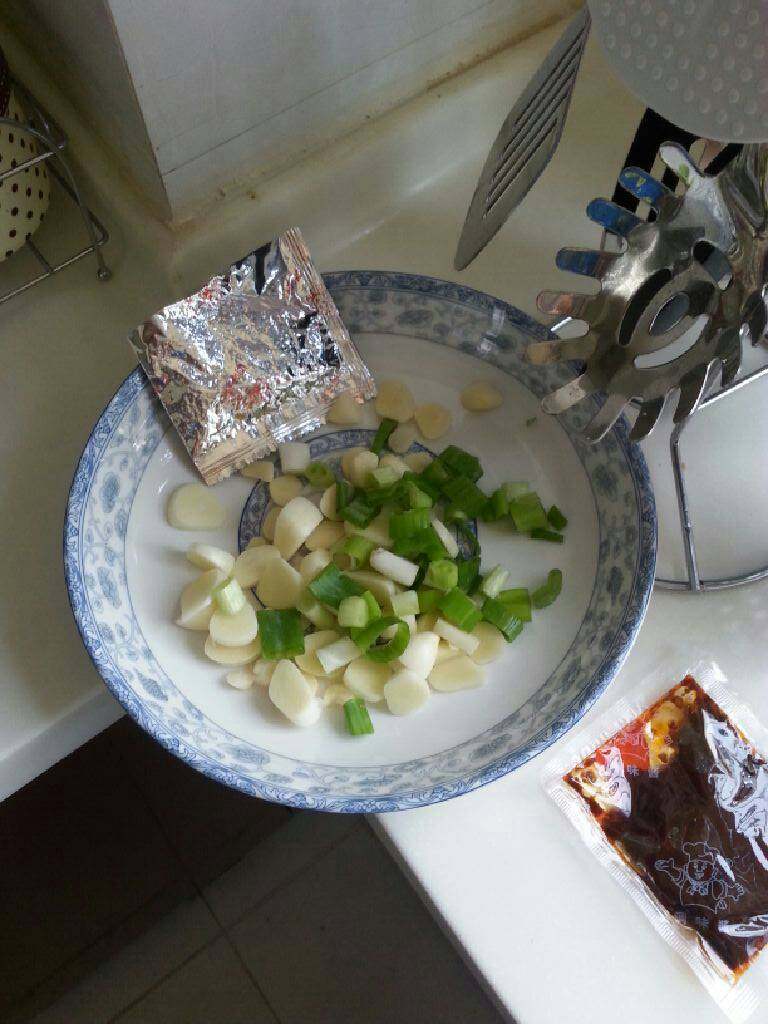 吕氏酸菜鱼,生姜。大蒜。葱切好备用。