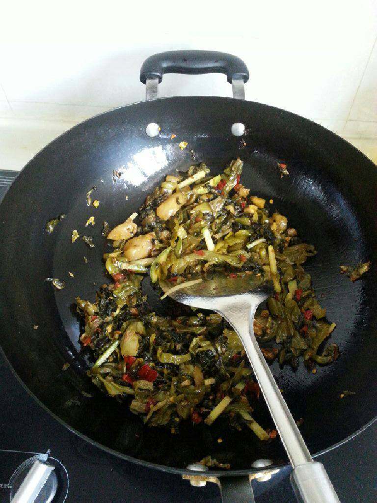 吕氏酸菜鱼,热锅。待油热了放酸菜。还有生姜。爆炒。然后在锅里放开水。煮开后用小火煮20分钟把酸菜煮软。煮到能咬动为止。