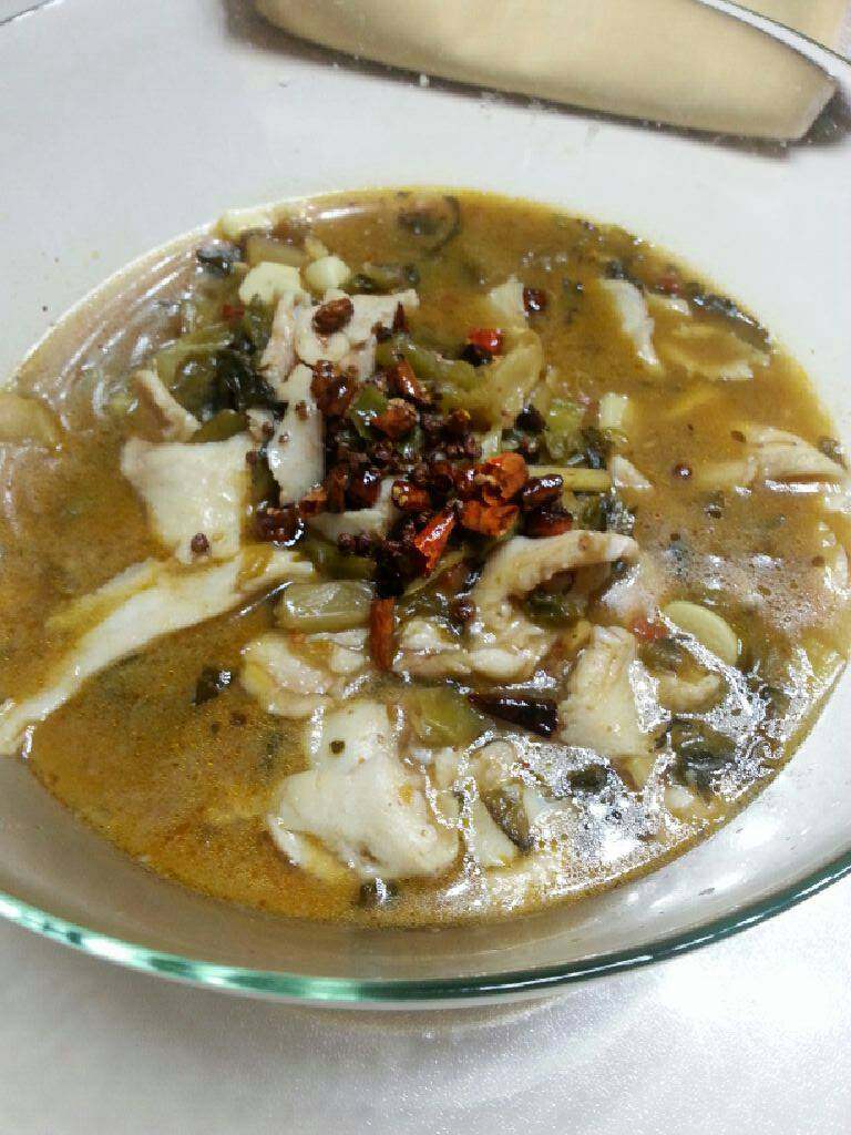 吕氏酸菜鱼,把鱼成出来。洗锅。热锅。不要太热。会糊。。放油。将切好的干辣椒放进去。这时候不能大火了。开小火。再放花椒。炸一分钟内就好了。然后浇到酸菜鱼上。就好了。