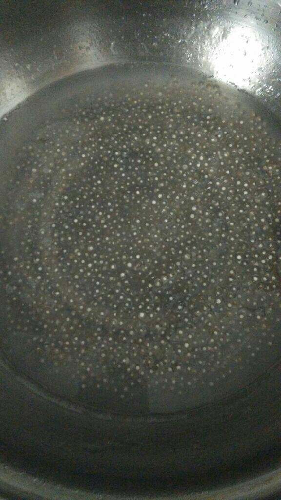 芒果西米露,再开火煮至西米白点剩中间一点,再关火焖