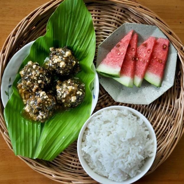 梅干菜鲜肉丸子,一碗饭,一盘西瓜,一盘梅干菜丸子,享受一个人的午餐。