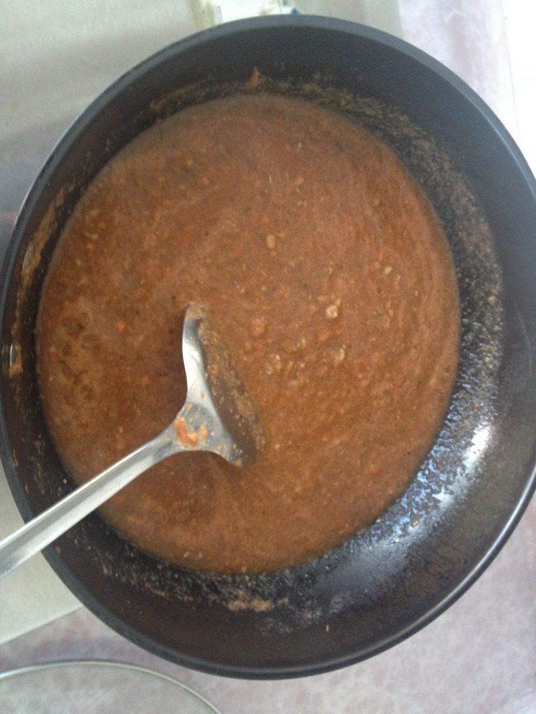 牛排,热锅冷油放入香菇碎肉炒散后倒入料理机里的番茄混合酱、大火烧开小火熬;