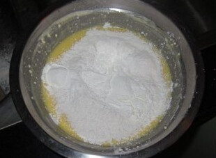 椰香轻乳酪蛋糕,低筋面粉30克和粟粉30克混合均匀过筛进搅好的蛋黄液里搅均