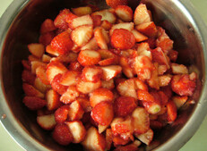 草莓果酱,<a style='color:red;display:inline-block;' href='/shicai/ 592'>草莓</a>用淡盐水浸泡8分钟左右，洗净，去蒂，切小块