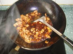 卤面,锅内放入肥肉小火炼出猪油，捡出炼过的肉渣，放入八角，姜片和五花肉片翻炒，加入<a style='color:red;display:inline-block;' href='/shicai/ 788'>生抽</a>、<a style='color:red;display:inline-block;' href='/shicai/ 762'>老抽</a>、足够的盐