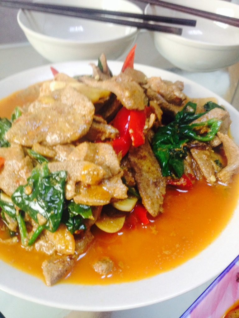 家常猪肝,起锅前 滴上少许食用油 关火装盘 