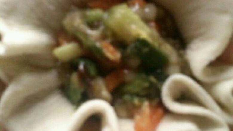 未命名,取适量馅料至面皮中,大拇食指将面边缘压紧