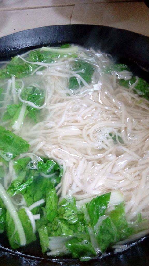 腊肉面,把<a style='color:red;display:inline-block;' href='/shicai/ 537'>挂面</a>和菜放入沸水中煮。