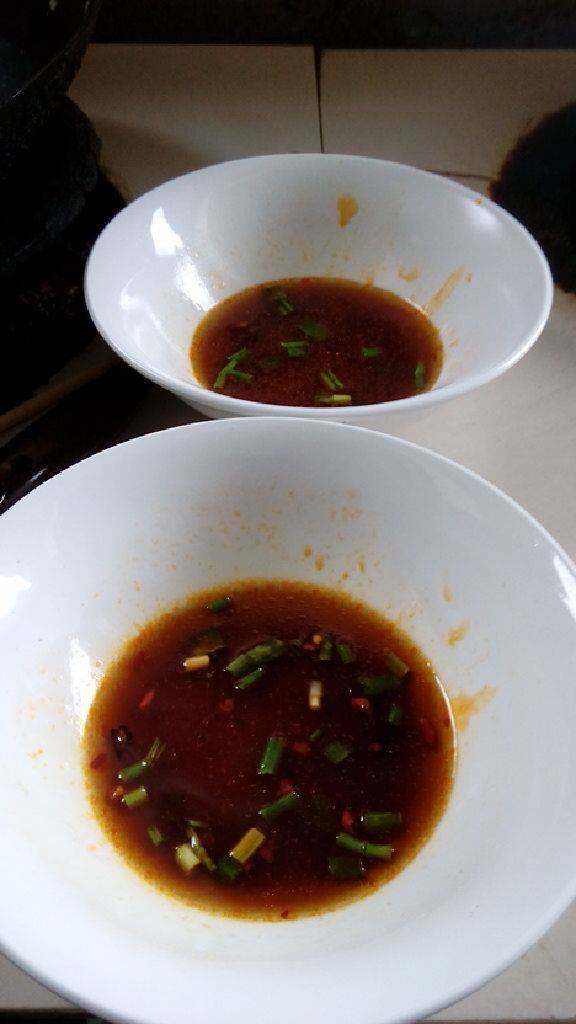 腊肉面,把葱、姜、盐、味、辣椒这些全部调成放入碗中，加入汤。