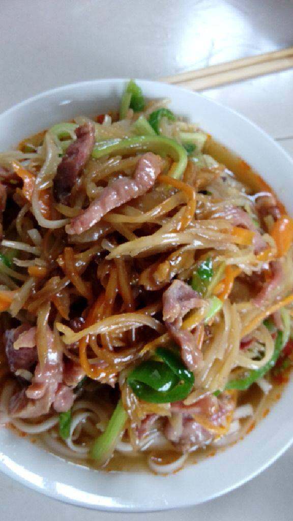 腊肉面,将挂面放到调好的味碗，加入炒好主菜，搞定。