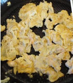 小青菜烧豆丹,锅烧热入油，加入豆丹液煎熟成小块后，装出备用