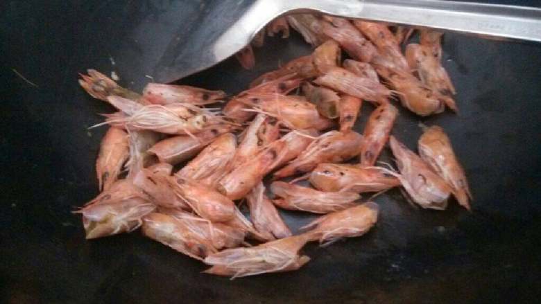 香酥虾头及虾油,锅加热,把虾头放进去小火煸炒,