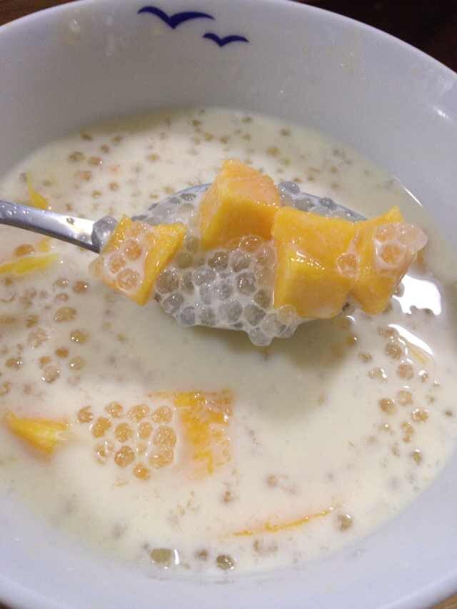 芒果牛奶西米露,把<a style='color:red;display:inline-block;' href='/shicai/ 5163'>西米</a>煮熟，煮<a style='color:red;display:inline-block;' href='/shicai/ 5163'>西米</a>的时候放<a style='color:red;display:inline-block;' href='/shicai/ 10588'>糖</a>一起煮。煮好后捞出<a style='color:red;display:inline-block;' href='/shicai/ 5163'>西米</a>，和<a style='color:red;display:inline-block;' href='/shicai/ 219'>牛奶</a>，<a style='color:red;display:inline-block;' href='/shicai/ 598'>芒果</a>放到一起。大功告成。放入冰箱冷藏一下更佳。