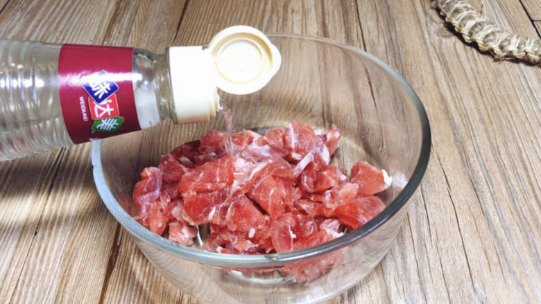 冲菜炒肉,<a style='color:red;display:inline-block;' href='/shicai/ 429'>瘦肉</a>洗净后切薄片或者肉末,加入料酒