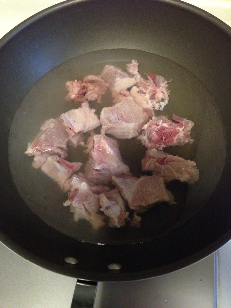 糖醋排骨,<a style='color:red;display:inline-block;' href='/shicai/ 434'>排骨</a>切小块，泡水去血水，过沸水焯熟，捞出沥干水，备用