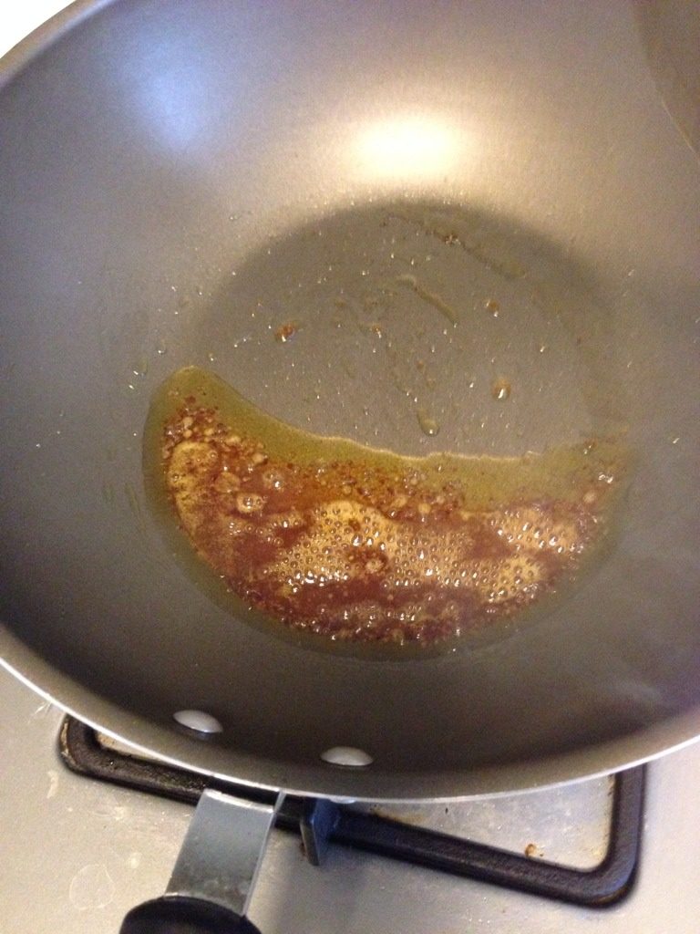 糖醋排骨,锅内放适量油，小火，倒入<a style='color:red;display:inline-block;' href='/shicai/ 866'>冰糖</a>，炒至金黄融化为止