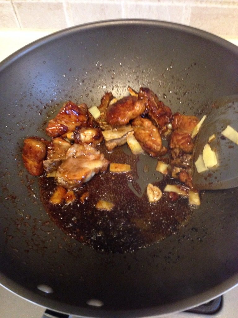 糖醋排骨,倒入排骨，炒至上色，加入蒜姜，翻炒均匀