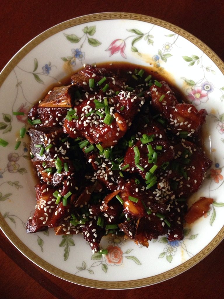 糖醋排骨,盛盘，撒上葱花、<a style='color:red;display:inline-block;' href='/shicai/ 678'>白芝麻</a>即可。