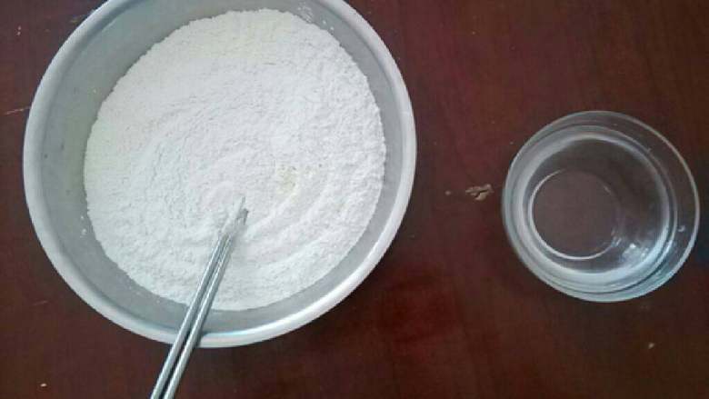 手工拉面,将盐加入到面粉中,搅拌均匀