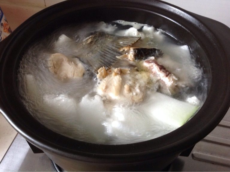 冬瓜鱼骨海带汤,带瓦煲水沸后将煎好的鱼骨及海带放入,大火煮沸,再小火煲40分钟即可。