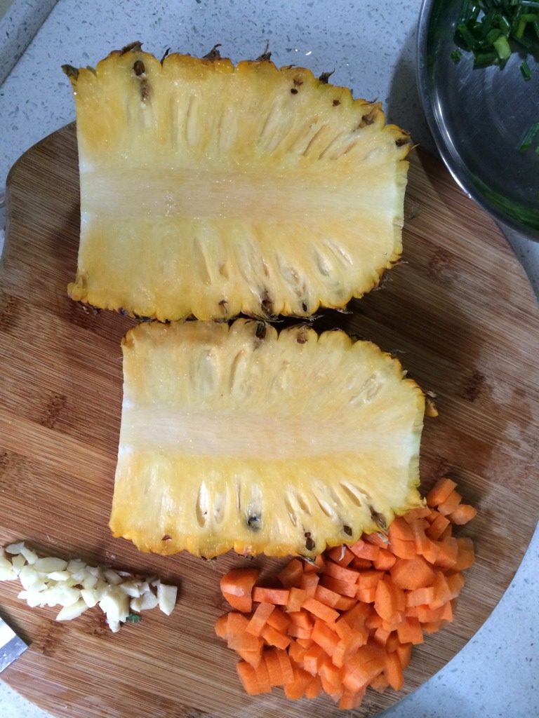 鸡丁菠萝紫米饭,<a style='color:red;display:inline-block;' href='/shicai/ 597'>菠萝</a>对半切开，四周留1厘米宽的皮，不戳破皮。用小刀轻轻挖出肉，切成丁。