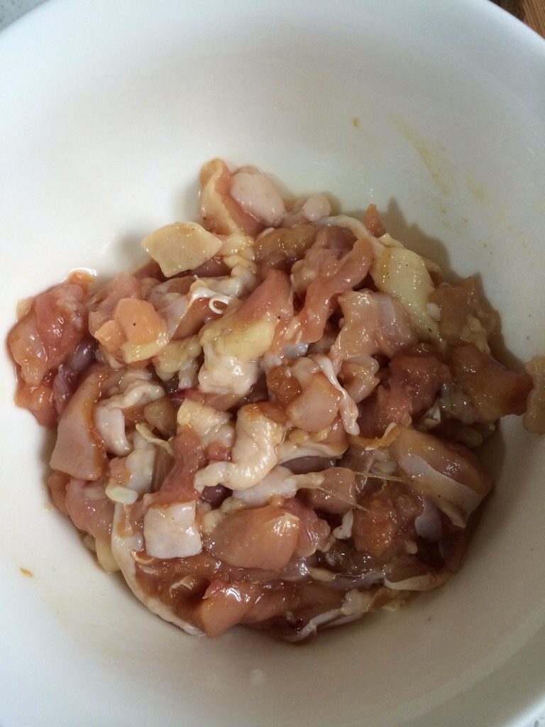 鸡丁菠萝紫米饭,选用<a style='color:red;display:inline-block;' href='/shicai/ 9601'>鸡腿肉</a>，因其肉较嫩滑，也可用鸡胸肉。鸡肉切成丁，加入油、酱油、蒜蓉、<a style='color:red;display:inline-block;' href='/shicai/ 720'>胡椒粉</a>腌制10分钟。