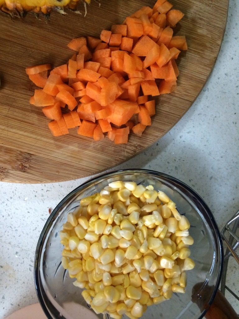 鸡丁菠萝紫米饭,玉米拨粒，<a style='color:red;display:inline-block;' href='/shicai/ 25'>胡萝卜</a>切丁。