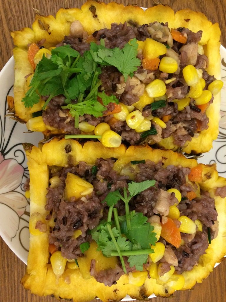 鸡丁菠萝紫米饭,将炒好的饭装入“菠萝碗”中，点上<a style='color:red;display:inline-block;' href='/shicai/ 131'>香菜</a>。