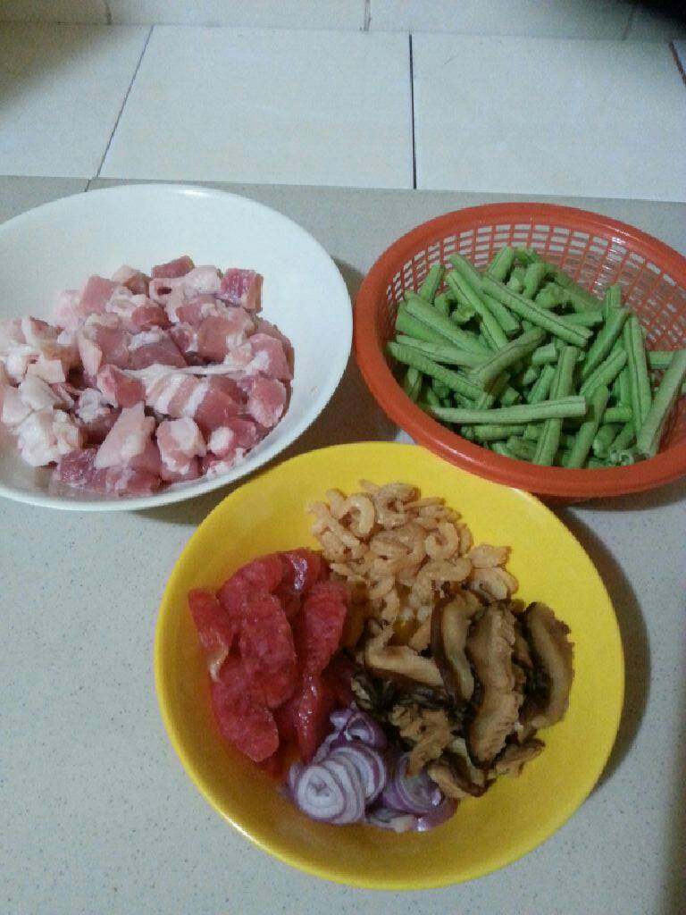 咸肉饭,<a style='color:red;display:inline-block;' href='/shicai/ 428'>五花肉</a>切小块,用盐,胡椒粉,麻油腌好,所有材料切好待用。