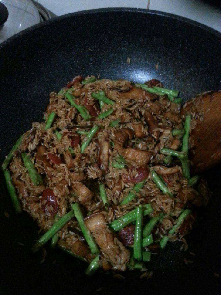 咸肉饭,加少许盐,醬油翻炒匀均。