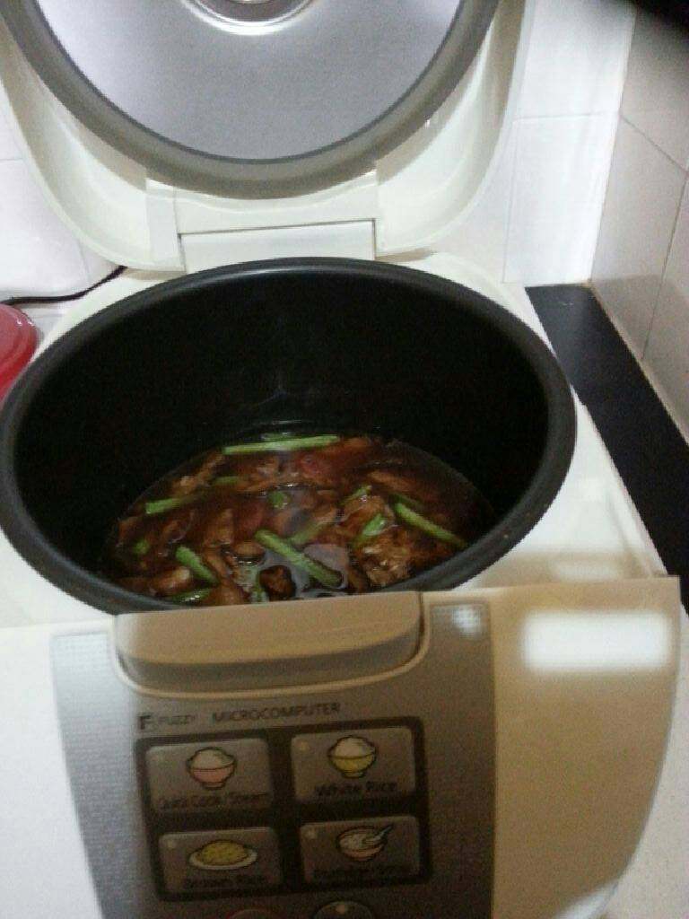 咸肉饭,移入电饭锅,加入两杯半的水,按普通的煮饭。