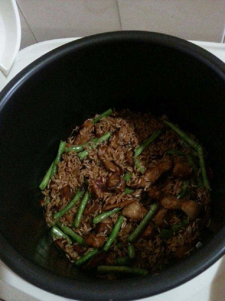 咸肉饭,饭煮好了焖二十分钟,趁热上 桌。