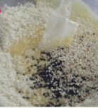 奶香芝麻蛋糕,筛入低粉,泡打粉和奶粉,改用橡皮刮刀拌和后,再分别加入杏仁粉和黑,白芝麻,搅打呈面糊状
