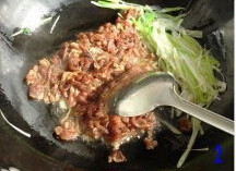 芫荽葱丝爆羊肉 ,炒锅放油烧热, 放葱丝翻炒两下,放入羊肉丝,火要大,急炒