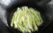 干煸豆角 ,豆角切段，放入油中炸三分钟,豆角起小泡即可盛起，滴去油份