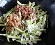 干煸豆角 ,热锅倒入炸好的豆角、 榨菜丝、<a style='color:red;display:inline-block;' href='/shicai/ 3250'>葱</a>花，肉片，加入点盐和酱油翻炒数下, 出锅装盘