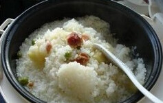 土豆腊肉焖米饭,按煮饭，煮熟之后，将豌豆， 腊肉和土豆从底部搅拌上来，再焖10分钟左右即可