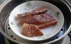 土豆腊肉焖米饭,腊肉上锅蒸20分钟，切片，土豆切块