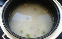 土豆腊肉焖米饭,将米淘洗干净后，倒入锅中盖住土豆，腊肉和豌豆，加水没过米粒