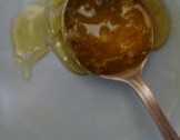 自制蓝莓果酱 ,加入麦芽糖不断地搅拌再煮约3分钟