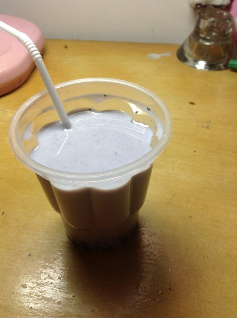 蓝莓牛奶,<a style='color:red;display:inline-block;' href='/shicai/ 219'>牛奶</a>，<a style='color:red;display:inline-block;' href='/shicai/ 2868'>蓝莓酱</a>按个人喜好调配。