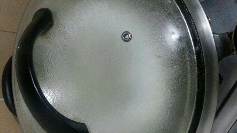 椰汁马蹄糕,就这样一层层交叉叠加,层数就是个人爱好了,层数够了以后再合蒸5分钟就可以了!放凉后冰一下,最适合这个夏天的QQ甜品出炉了!
