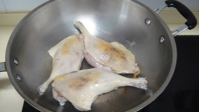 话梅陈皮鸭,锅内倒入少量底油,热锅温油下锅鸭腿煎香