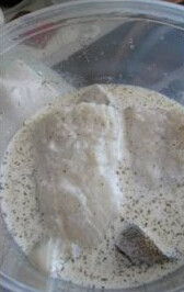 香酥黑线鳕,把鳕鱼沥干,剩下的黑胡椒和盐撒到鳕鱼上