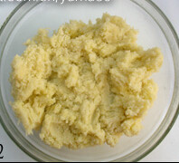 梅花土豆小饼,从微波炉中取出土豆片,稍凉会儿,用勺子压成土豆蓉