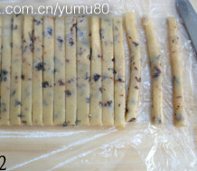 蓝莓小饼干,剩下的边角料,重新揉成团,包在保鲜膜下,用擀面杖擀平,用刀切成小条条