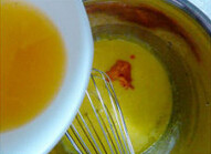 香橙戚风,蛋糕体:蛋黄加<a style='color:red;display:inline-block;' href='/shicai/ 10588'>糖</a>30G打匀,按顺序加菜籽油、橙汁40G和橙皮屑打匀
