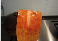 香草草莓果酱,上火,加入香草夹壳,用大火,开锅后转中小火,熬到汤汁浓稠、颜色变深时,加入麦芽糖,继续边搅拌边熬煮